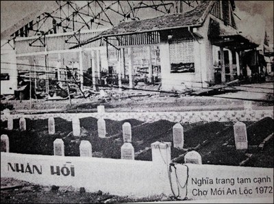 Tổng thống VNCH Nguyễn Văn Thiệu (thứ 2 từ phải sang) đã có một quyết định dũng cảm, ông đi vào nơi nguy hiểm nhất để tôn vinh những chiến binh tử thủ An Lộc, ngày 7/7/1972.